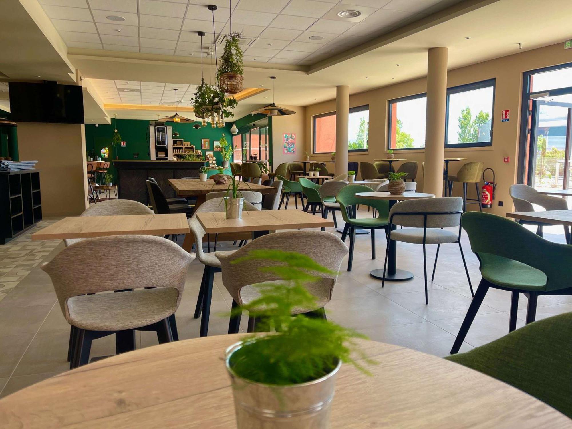 Aparthotel Adagio Access Porte De Camargue Saint-Martin-de-Crau Exterior foto